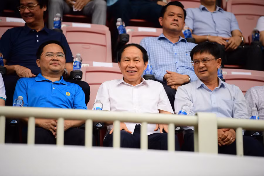 Phó Thủ tướng Lê Tiến Châu (giữa) dự khán trận chung kết Giải Bóng đá công nhân, viên chức Việt Nam 2026 tại sân vận động Trường Đại học Tôn Đức Thắng. giai-bong-da.jpg