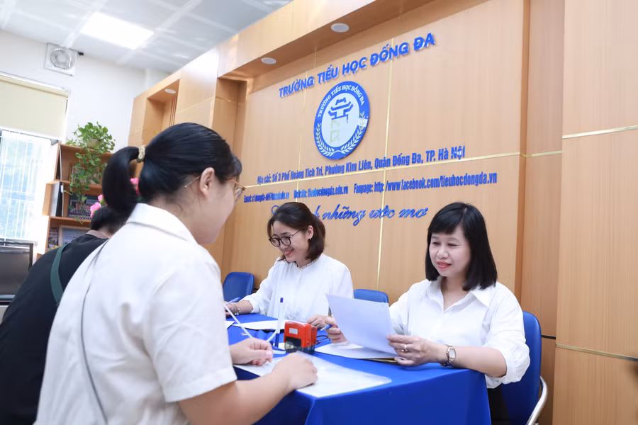 Cán bộ tuyển sinh hướng dẫn cụ thể cho phụ huynh về công tác tuyển sinh năm 2026 của trường. Ảnh: Đình Tuệ. da-1.jpg