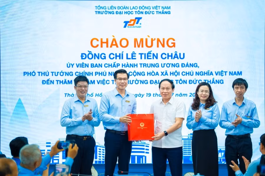 Phó Thủ tướng Lê Tiến Châu tặng quà lưu niệm cho tập thể sư phạm nhà trường. tang-qua.jpg