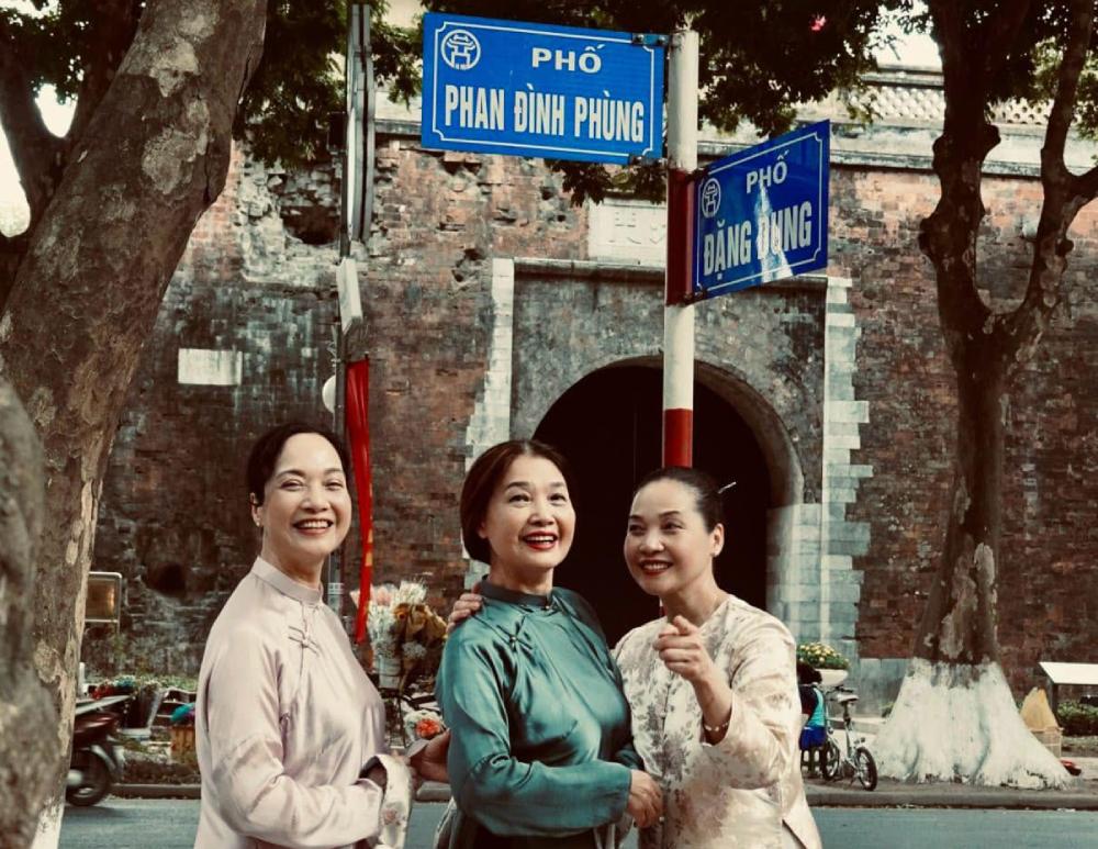 Bức ảnh nhiều kỷ niệm của NSƯT Lê Vi và 2 chị gái là NSND Lê Khanh, NSƯT Lê Vân. Ảnh: NVCC