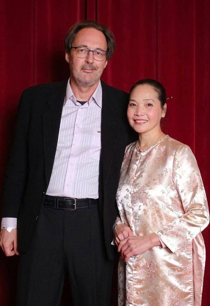 Lê Vi và chồng. Ảnh: NVCC