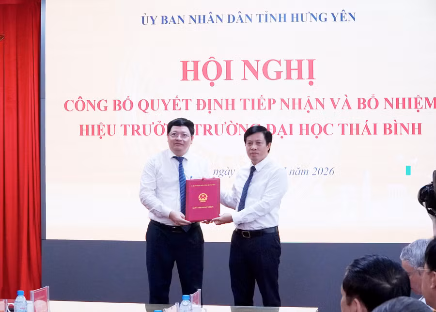 Phó Chủ tịch UBND tỉnh Hưng Yên Lại Văn Hoàn trao quyết định tiếp nhận và bổ nhiệm PGS.TS Phạm Quốc Thành giữ chức Hiệu trưởng Trường Đại học Thái Bình. dsc00798.jpg