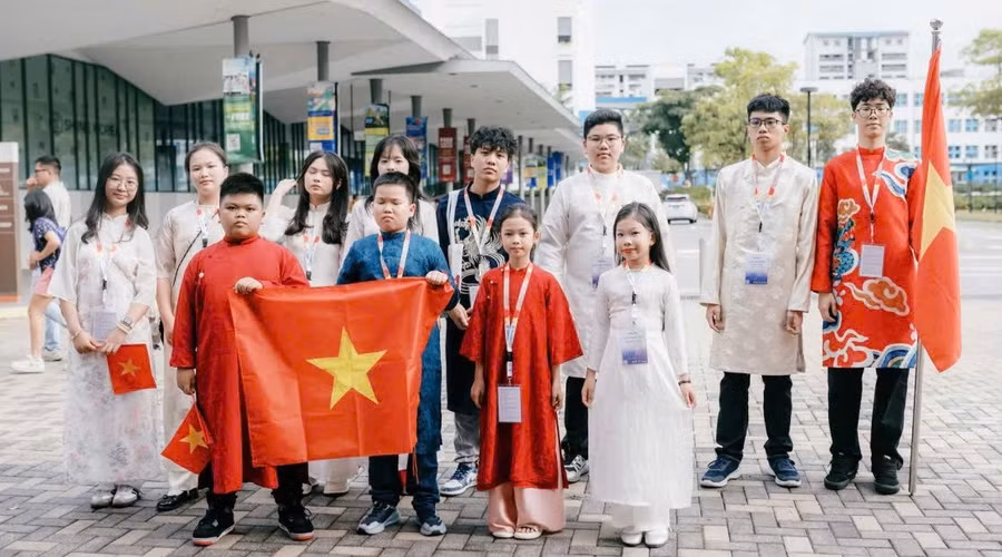 Nguyễn Gia Khánh (Thứ hai từ phải qua trái - hàng 2) và các bạn kỳ thi Olympic tiếng Anh Đông Nam Á Gelosea. giakhanh.jpg