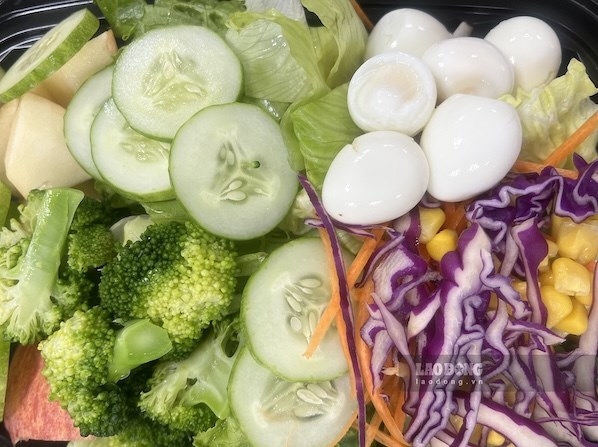 Giảm cân bằng cách cho trứng vào món salad rau