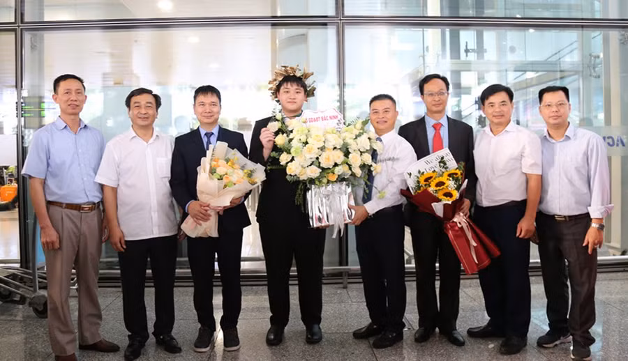 Lãnh đạo Sở GD&ĐT, Trường THPT Chuyên Bắc Ninh chúc mừng Tạ Ngọc Minh và các thầy giáo tham gia Đoàn. so-giao-duc-tang-hoa-ta-ngoc-minh.jpg