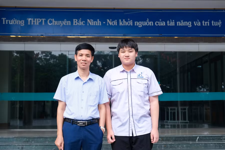 Em Tạ Ngọc Minh và thầy Phạm Đình Hiệp. Kết vang-vat-ly-2.jpg