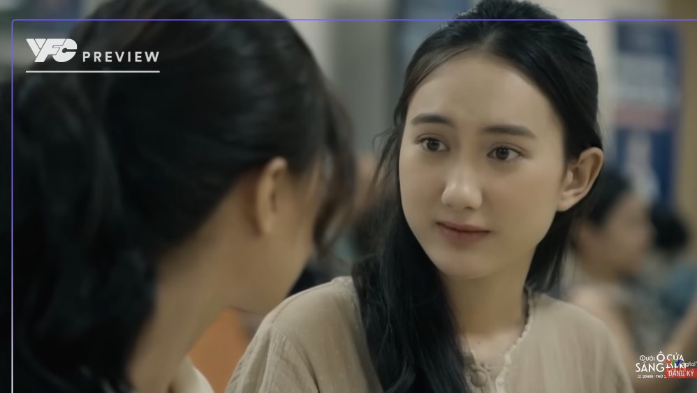 Diệu chạm mặt người tình của chồng cũ trong tập 30 phim “Dưới ô cửa sáng đèn“. Ảnh: VFC.