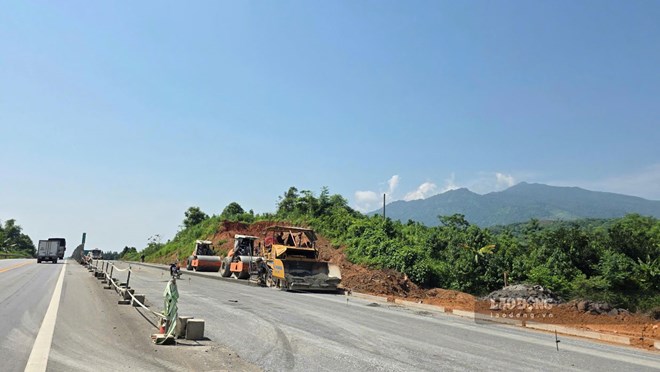 Công trường mở rộng cao tốc Nội Bài - Lào Cai tăng tốc trước mùa mưa lũ