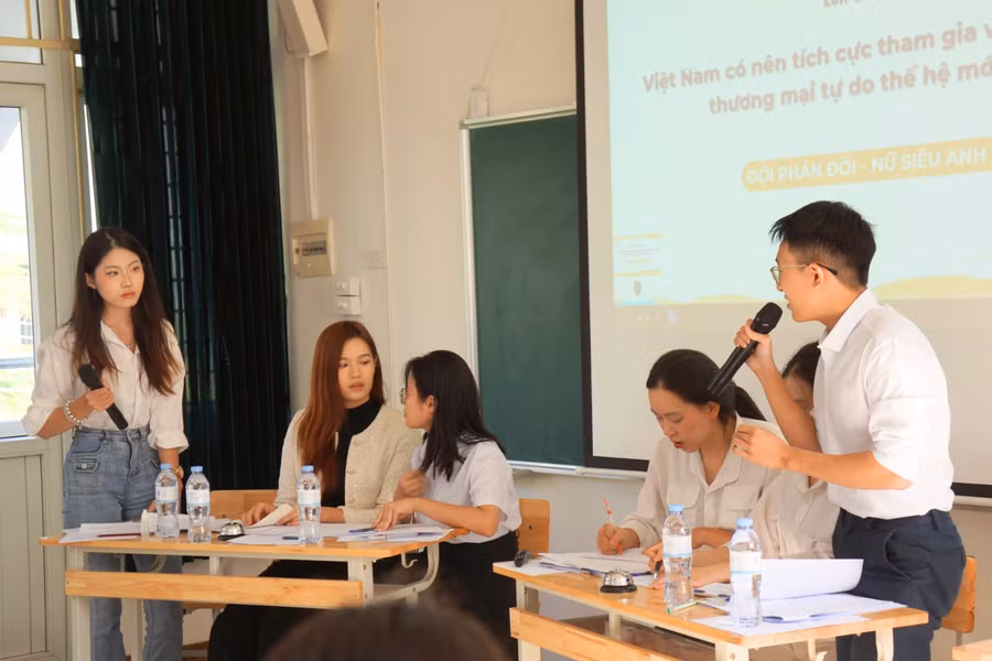 Sinh viên tranh biện về con đường hội nhập của Việt Nam trong cuộc thi The Debate Horizon 2025 của DynaGen Initiative Khóa 6. 3-sinh-vien-tranh-bien-ve-con-duong-hoi-nhap-viet-nam-fta.jpg