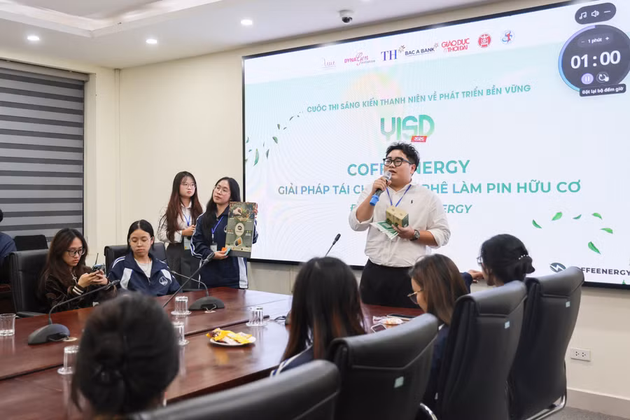Sinh viên bảo vệ dự án trong Cuộc thi Sáng kiến Thanh niên về Phát triển bền vững do DynaGen Initiative Khóa 6 phối hợp với Trường Đại học KHXH&NV tổ chức. 4-vsf-phoi-hop-truong-dai-hoc-khxhnv-va-hoc-vien-ngoai-giao-phat-trien-sinh-vien.jpg