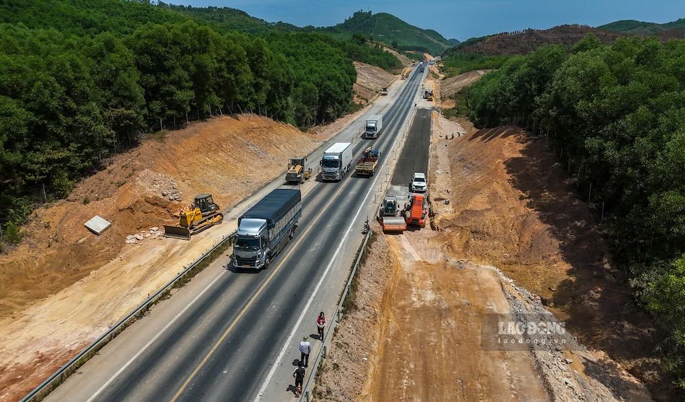 Theo ghi nhận của phóng viên Báo Lao Động những ngày gần cuối tháng 7, không khí thi công trên đoạn tuyến qua TP Huế diễn ra khẩn trương. Các nhà thầu đồng loạt triển khai đào, đắp nền đường, thi công cấp phối đá dăm, thảm bêtông nhựa, xây dựng cầu, cống, hầm chui và xử lý nền đất yếu.