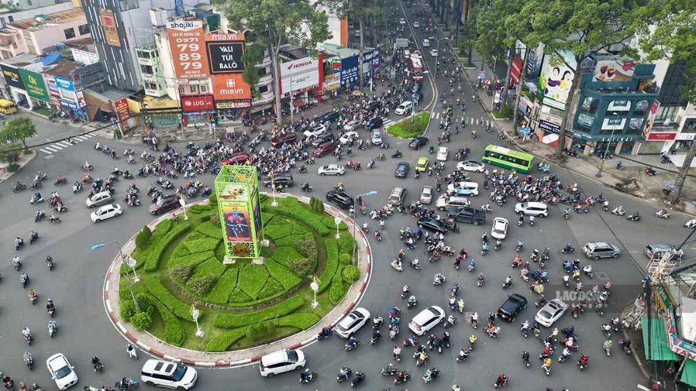 Cầu vượt thép kỳ vọng giảm ùn tắc tại ngã 6 Công trường Dân Chủ.  Ảnh: Anh Tú
