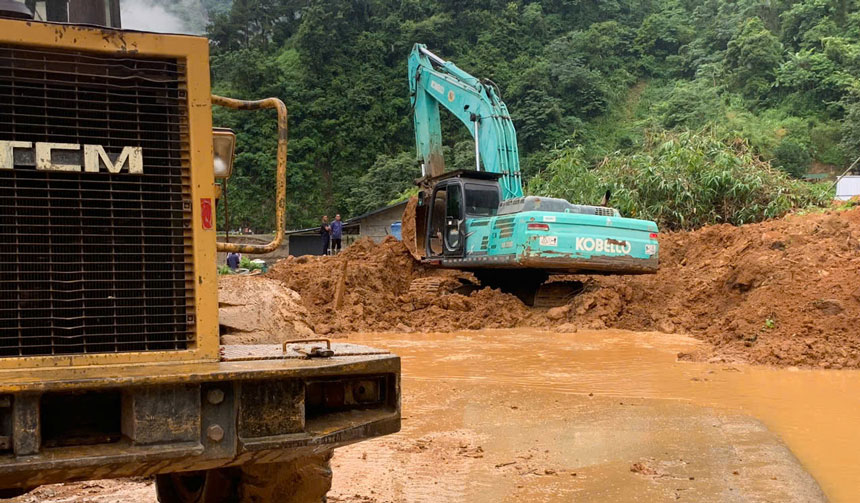 Việc khắc phục gặp nhiều khó khăn vì phía dưới chân taluy là khu vực có nhà dân sinh sống