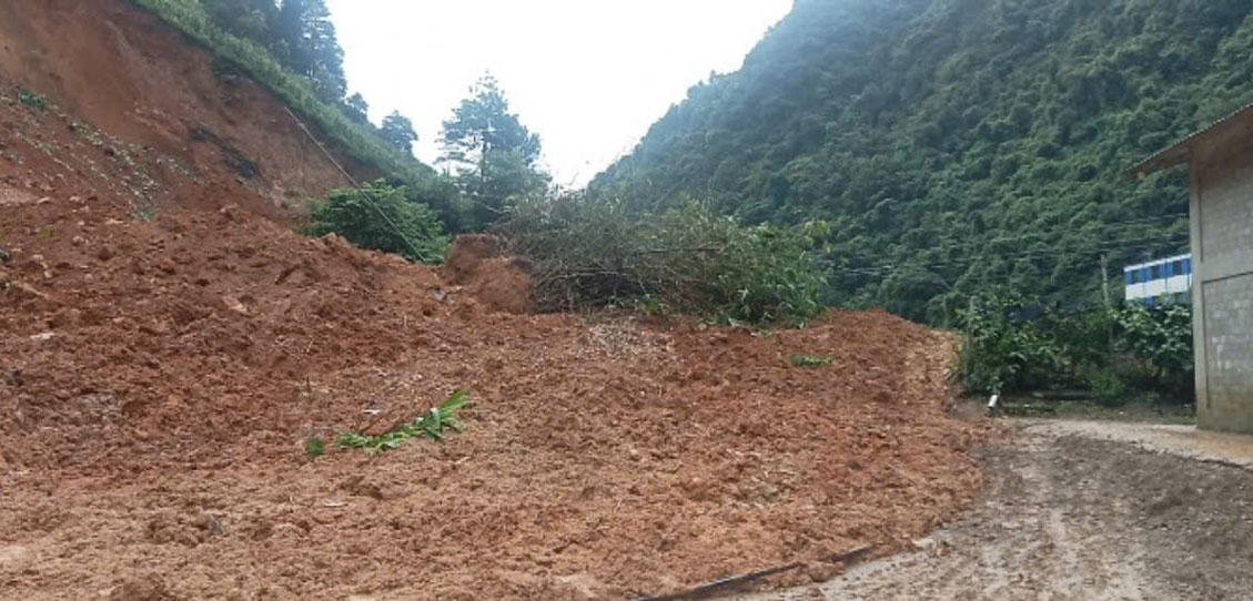 Mưa lớn khiến khu vực sạt lở kéo dài. Ảnh: Người dân cung cấp