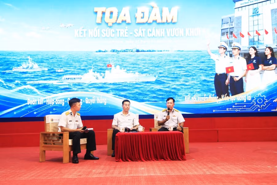 Đại tá Mai Văn Doanh, Bí thư Đảng ủy, Chính ủy Lữ đoàn 162 và Phó giáo sư, Tiến sĩ Nguyễn Lê Cường, Phó Hiệu trưởng Trường Đại học Điện lực tọa đàm. a3-22.jpg