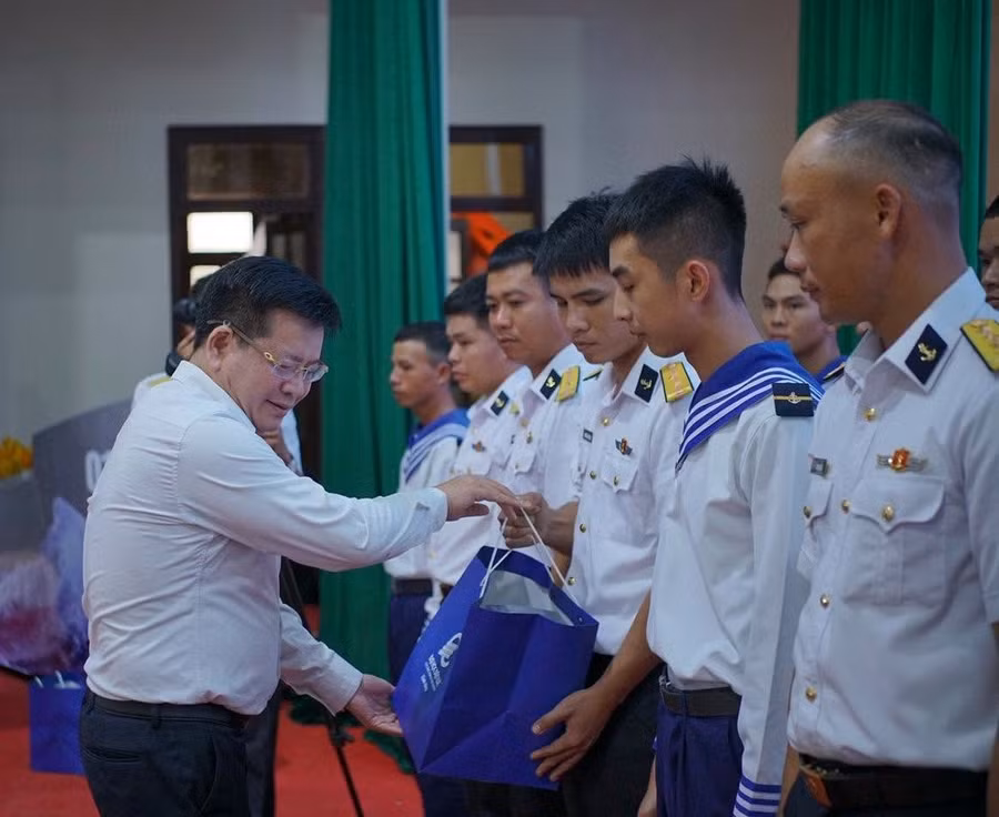 PGS.TS Đinh Văn Châu - Hiệu trưởng Trường Đại học Điện lực trao tặng 43 suất quà tới cán bộ, chiến sĩ, thân nhân và gia đình cán bộ, chiến sĩ có hoàn cảnh khó khăn đang công tác tại Lữ đoàn 162. PGS.TS Đinh Văn Châu - Hiệu trưởng Trường Đại học Điện lực trao tặng 43 suất quà tới cán bộ, chiến sĩ, thân nhân và gia đình cán bộ, chiến sĩ có hoàn cảnh khó khăn đang công tác tại Lữ đoàn 162.