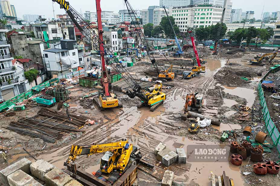 Nhà đầu tư đang huy động 100 máy móc, thiết bị cùng hơn 500 nhân sự, tổ chức thi công 2 ca liên tục để bảo đảm tiến độ.