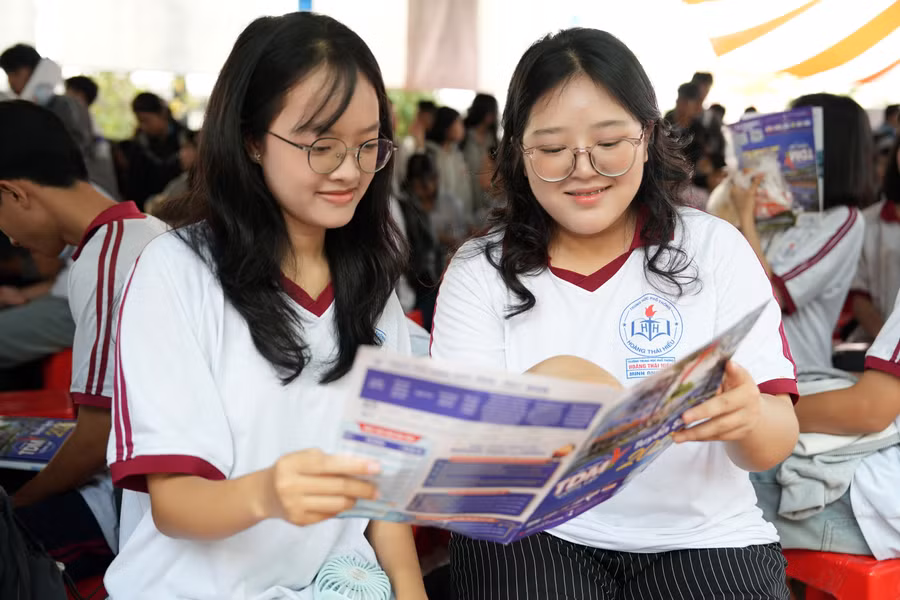 Thí sinh tìm hiểu thông tin tuyển sinh của Trường Đại học Thủ Dầu Một. Ảnh: TDMU. tdm.jpg