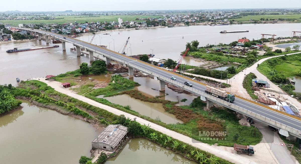 Trên tuyến đường trục phát triển có cầu Đống Cao bắc qua sông Đào. Ảnh: Lương Hà