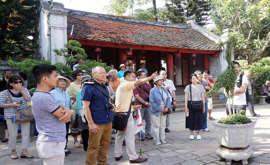 Khách quốc tế tham quan Văn Miếu Quốc Tử Giám. Ảnh: Hải Nguyễn