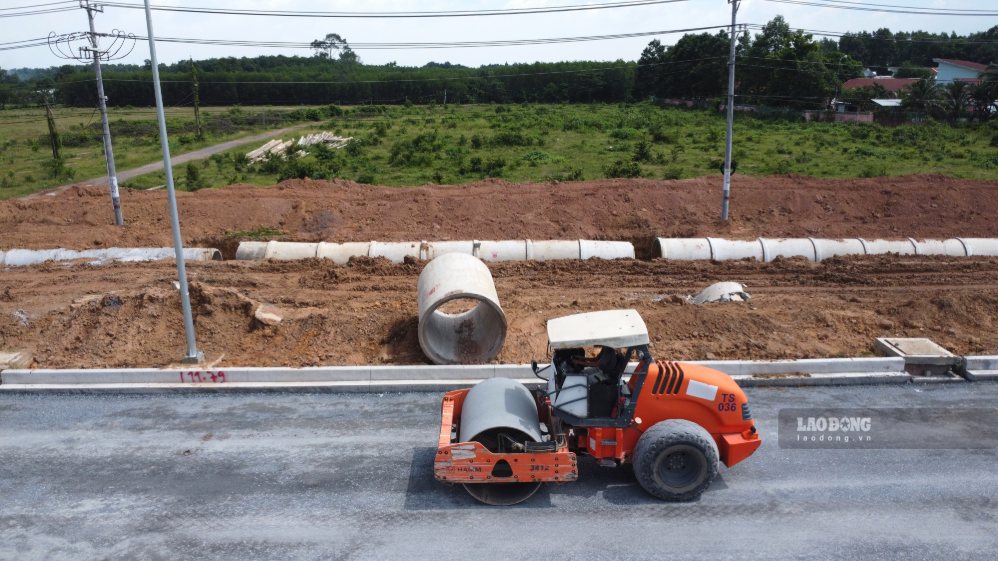 Tuy nhiên, dự án mở rộng đường 25B vẫn còn vướng mặt bằng. Ảnh: HAC