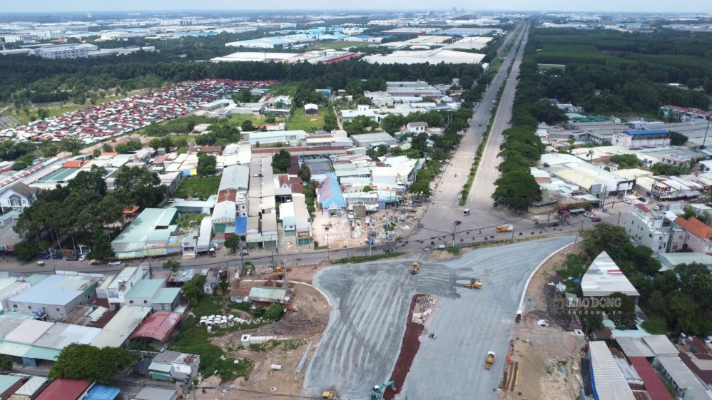 Thi công đường 25C đoạn từ quốc lộ 51 đến hương lộ 19. Ảnh: HAC