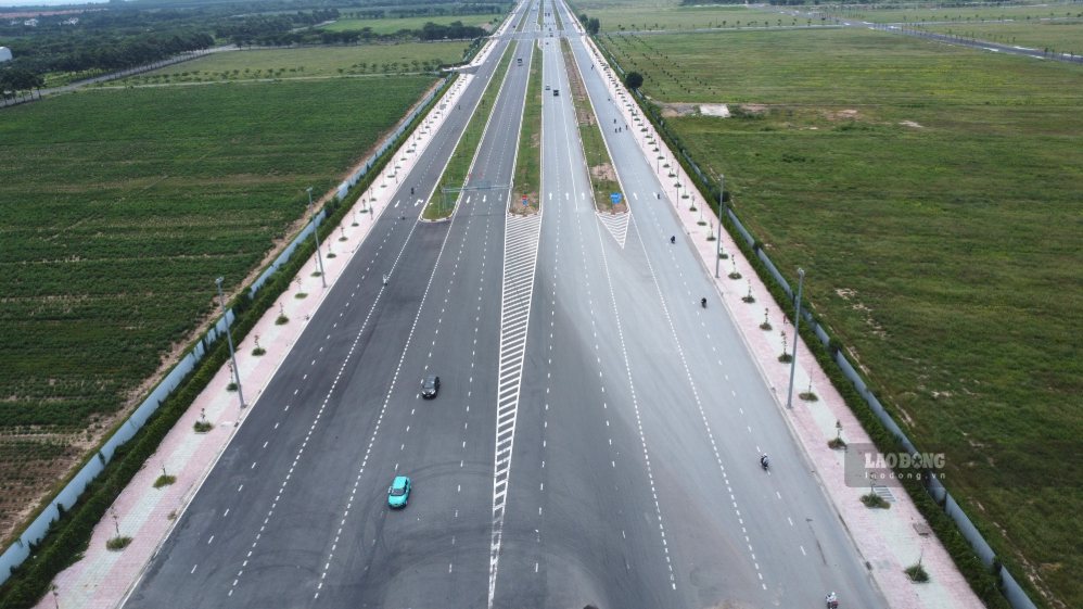 Đường 25B đoạn trung tâm phường Nhơn Trạch quy mô 10 làn xe. Ảnh: HAC