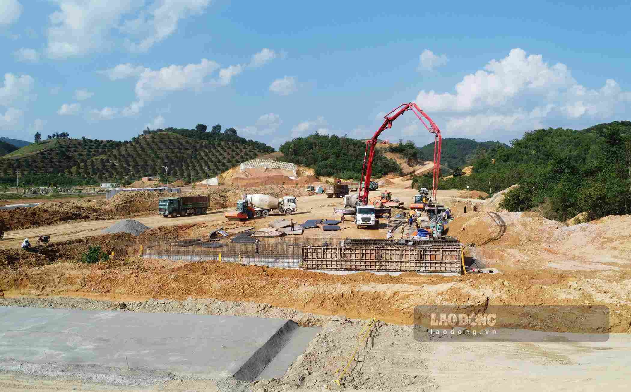Sau khi được bàn giao mặt bằng, nhà thầu đang tiến hành thi công cao tốc Tân Phú - Bảo Lộc, đoạn qua xã Đạ Huoai. Ảnh: Phúc Khánh