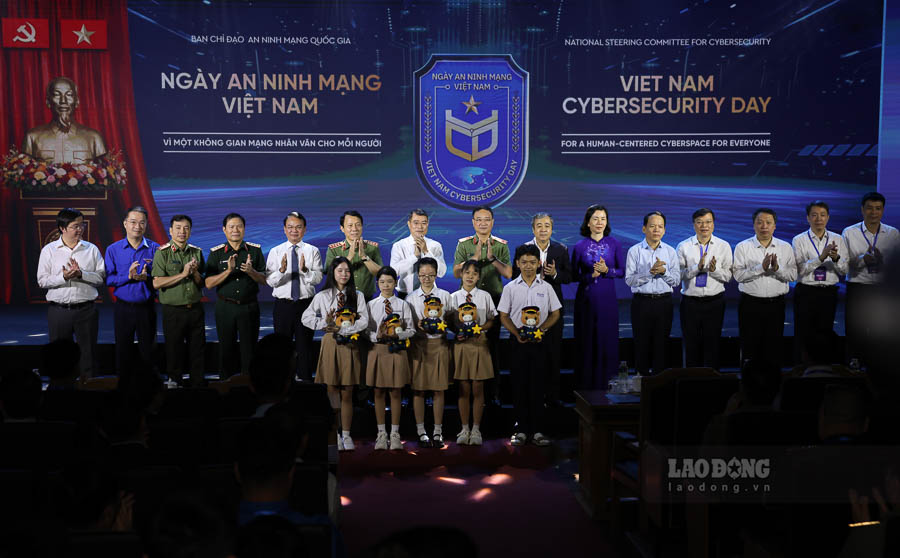 Thủ tướng Chính phủ Lê Minh Hưng và các đại biểu tại Lễ mít tinh.