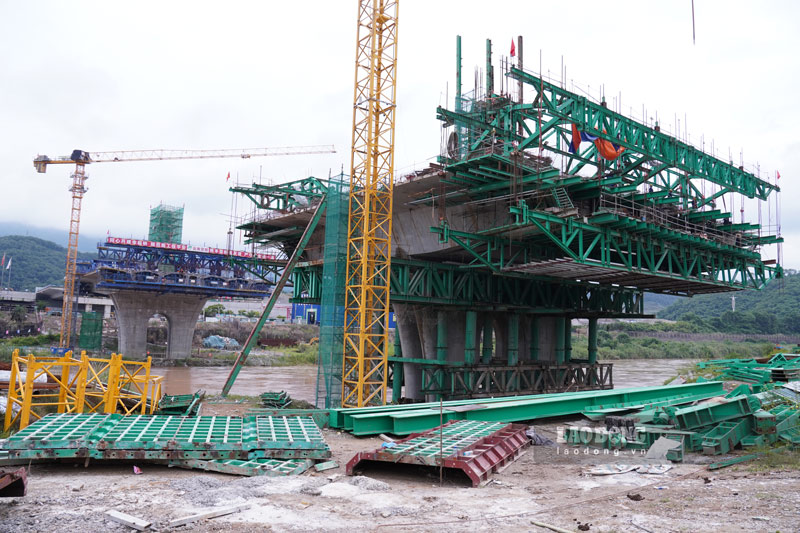 Dự án cầu biên giới là một trong những công trình giao thông trọng điểm tại khu vực cửa khẩu Bản Vược. Ảnh: Đinh Đại