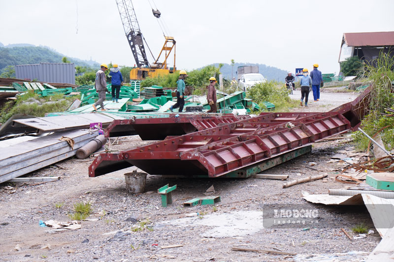 Các kỹ sư, công nhân duy trì thi công 3 ca, 4 kíp trên công trường cầu biên giới nối Lào Cai với Trung Quốc. Ảnh: Đinh Đại