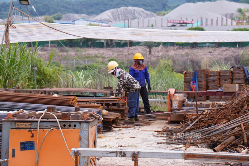 Các đơn vị thi công huy động nhân lực, tổ chức làm việc liên tục để bảo đảm tiến độ công trình. Ảnh: Đinh Đại