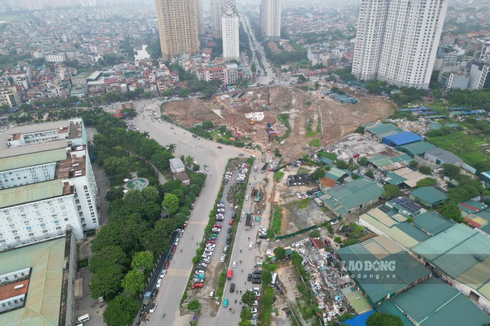Tuy nhiên hạng mục nút giao nhiều năm đình trệ do vướng giải phóng mặt bằng. Ảnh: Sóng Hữu