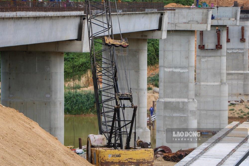 Nhà thầu đã thi công xong 18/24 dầm Super T, đồng thời lao lắp những nhịp cầu đầu tiên. Các hạng mục mố M1, bệ mố M2 và trụ T1 đến T4 đã hoàn thành; trụ T5 đang được thi công.