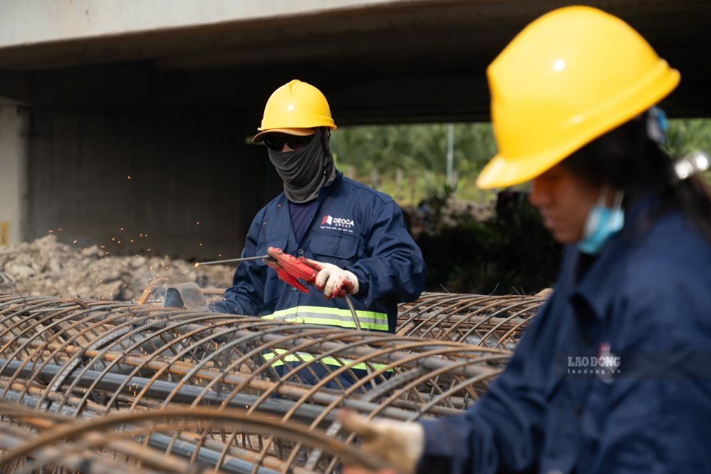 Không khí lao động khẩn trương trên đại công trường mở rộng cao tốc TPHCM - Trung Lương - Mỹ Thuận.