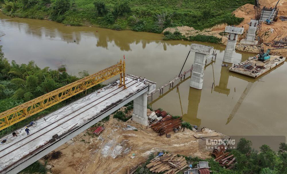 Đến đầu tháng 8.2026, dự án đã hoàn thành toàn bộ cọc khoan nhồi của hai mố và năm trụ cầu.