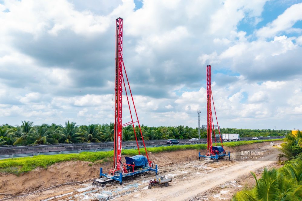 Ảnh 3: Máy thi công cọc đất xi măng (CDM) xử lý nền đất yếu trên tuyến. Ảnh: Anh Tú