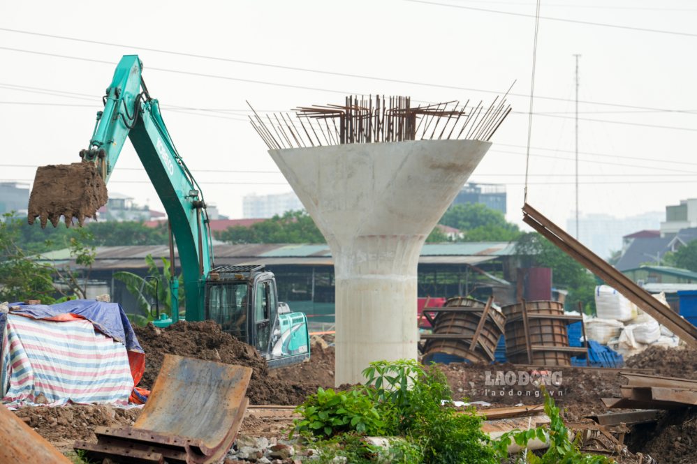 Một số trụ cầu vượt đã lộ diện hình hài. Ảnh: Sóng Hữu