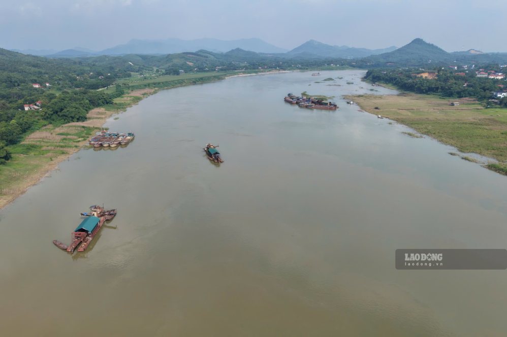 Mực nước sông Lô chịu ảnh hưởng của điều tiết thủy điện tuyến trên. Ảnh: Tô Công