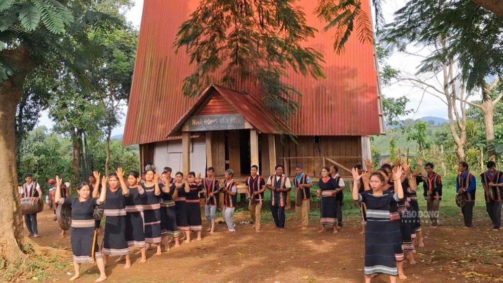 Văn hóa của một vùng đất gắn liền với những điệu múa, nhịp cồng chiêng bên hiên nhà sàn, nhà rông. Ảnh: Thanh Tuấn