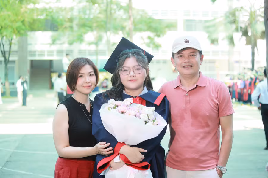 Hải Lam, Thủ khoa khối B toàn quốc, học sinh lớp 12B2 của trường bên gia đình. dau-truong-y.jpg