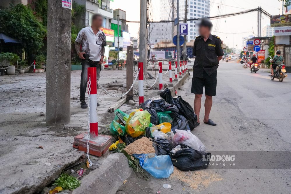 Rác thải tràn vỉa hè, lòng đường chiếm lối đi của người đi bộ. Ảnh: Hữu Chánh