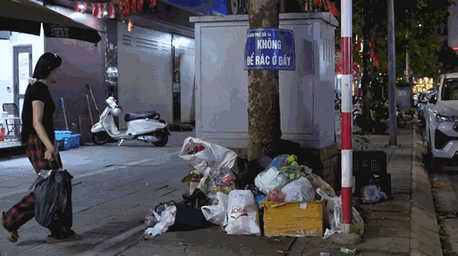 Đổ rác ngay dưới biển cấm giữa Thủ đô