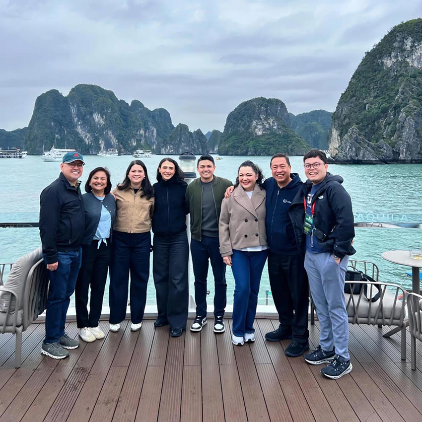 Khách nước ngoài trải nghiệm đi du thuyền, chèo thuyền Kayak khám phá vịnh Hạ Long. Ảnh: Saquila Yacht