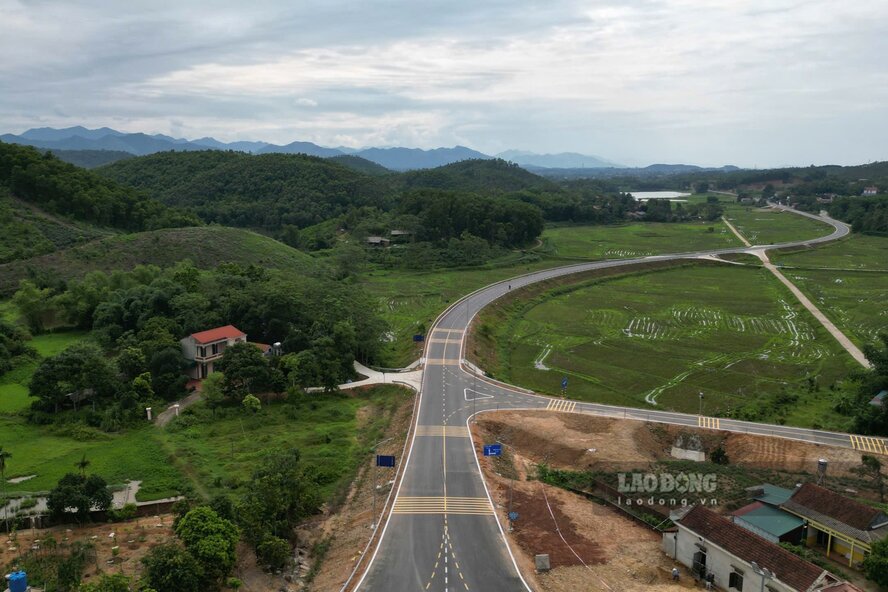 Đoạn đầu tuyến chính đường liên vùng (Km0 - Km2+452) vừa hoàn thành. Ảnh: Tô Công