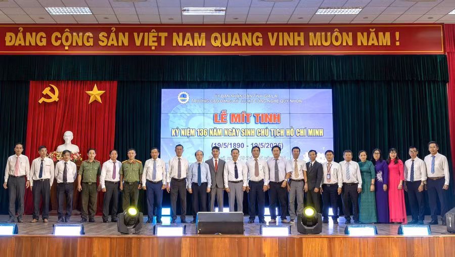 Tập thể cán bộ, giảng viên Trường Cao đẳng Kỹ thuật Công nghệ Quy Nhơn. 2-tu-truyen-thong.jpg