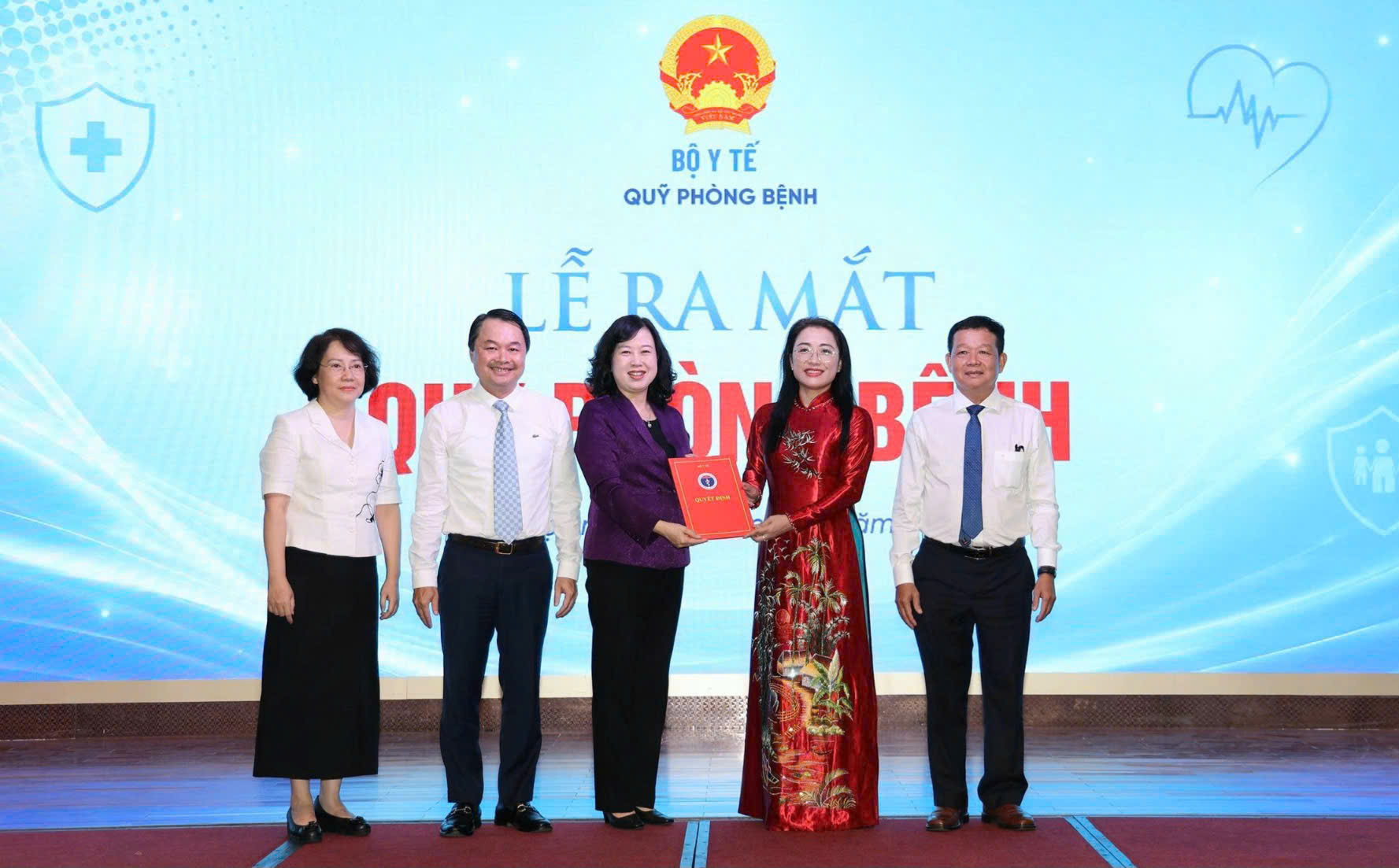 Bộ trưởng Bộ Y tế Đào Hồng Lan trao rao Quyết định thành lập cho Quỹ Phòng bệnh. Bộ trưởng Bộ Y tế Đào Hồng Lan trao rao Quyết định thành lập cho Quỹ Phòng bệnh.