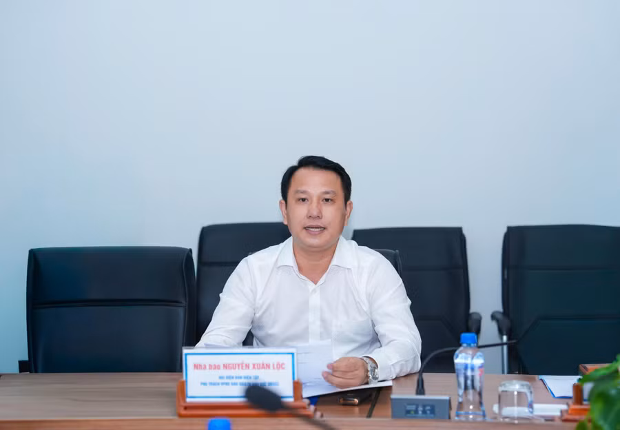 Ông Nguyễn Xuân Lộc, lãnh đạo phụ trách Văn phòng đại diện Báo Giáo dục và Thời đại tại ĐBSCL phát biểu tại lễ ký kết. 1787140307947-3944691585812964152-3944691585812964152-8ee5b32cabddfba204c640cd1c327355.jpg