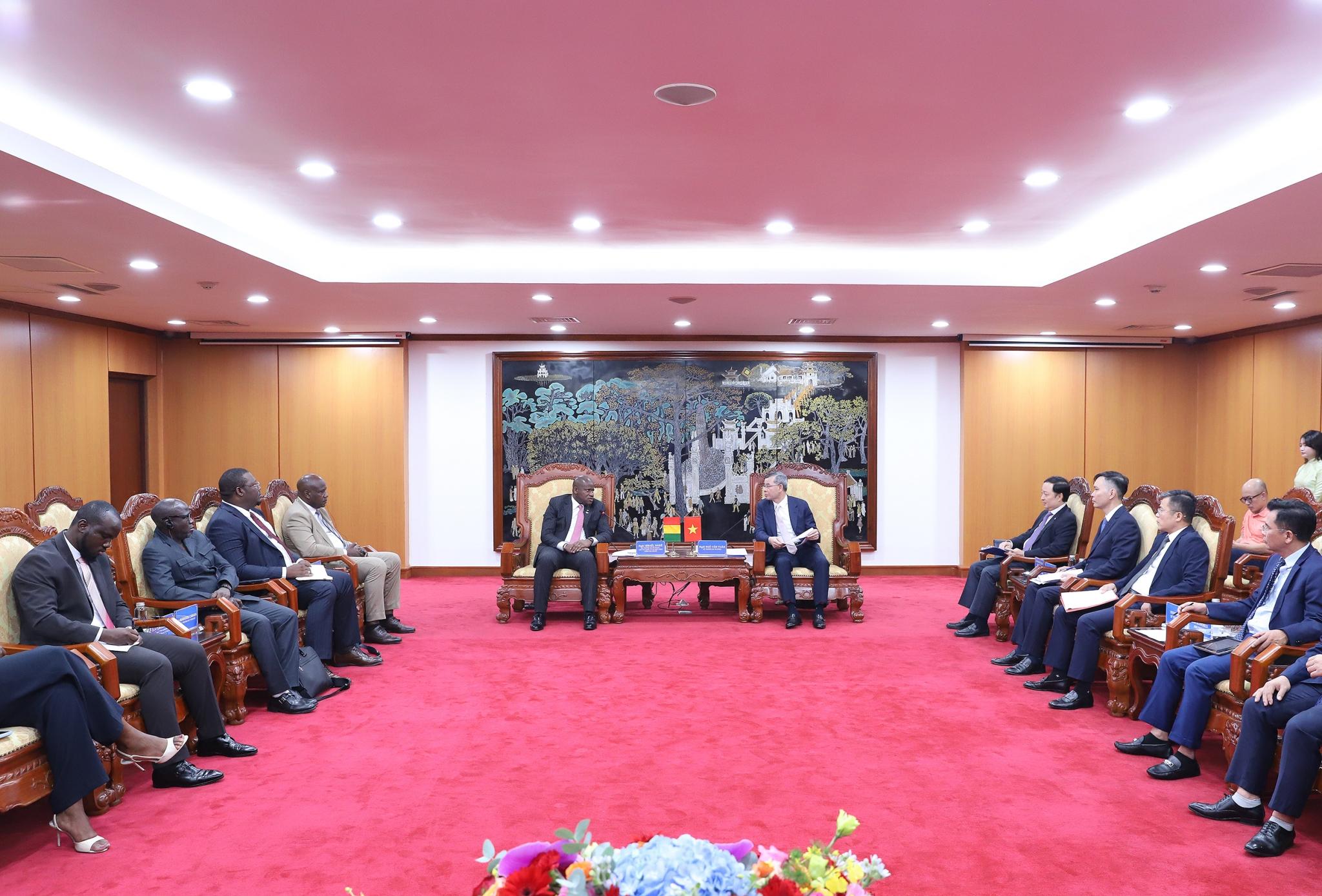 Bộ trưởng Ngô Văn Tuấn tiếp và làm việc với Bộ trưởng Bộ Kế hoạch, Hợp tác và Phát triển Guinea