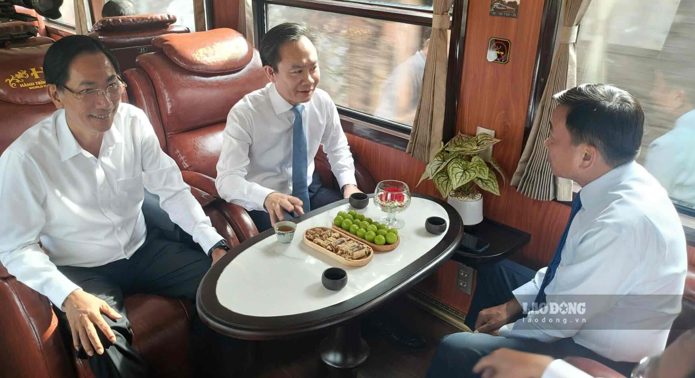 Lãnh đạo tỉnh trải nghiệm trên chuyến tàu. Ảnh: Trung Sáng